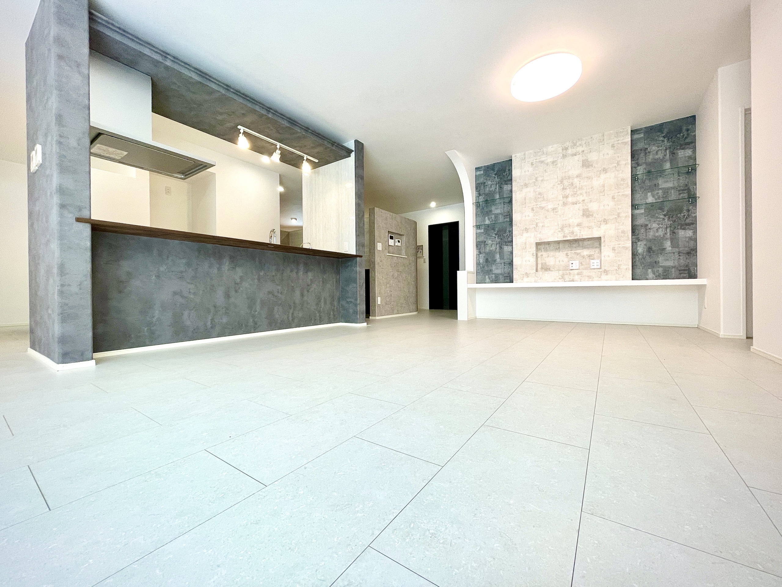 淡暗と明明のコントラストが心地よい家